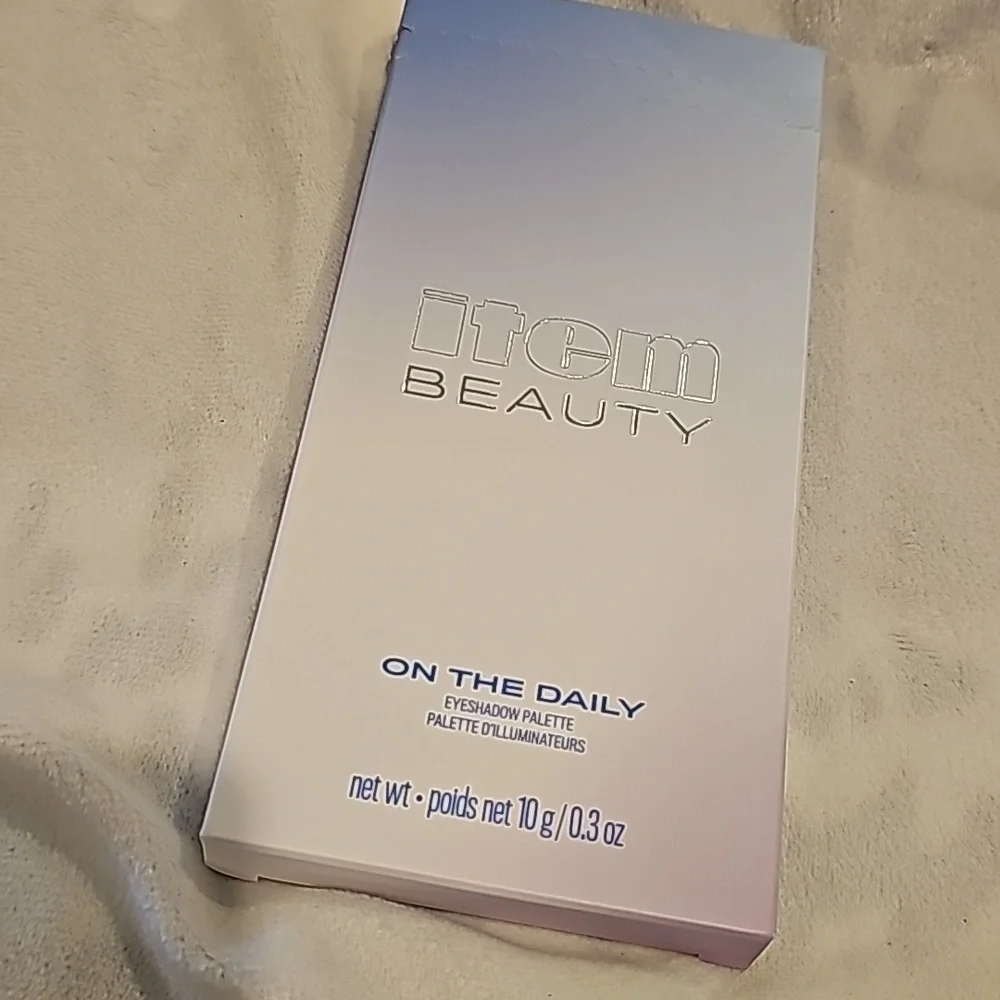 Item beauty eyeshadow palette
